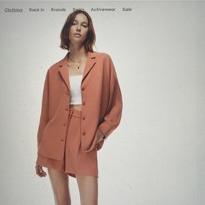 Aritzia freeform shirt size M (warm sienna red)